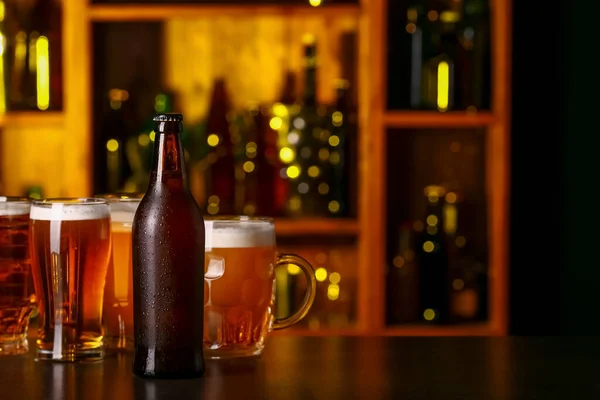 Botella Vaso Tazas Cerveza Fresca Mesa Bar —  Fotos de Stock
