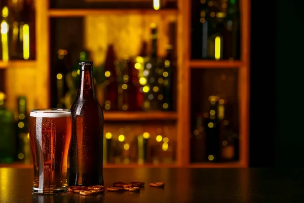 Garrafa Copo Cerveja Fresca Mesa Bar — Fotografia de Stock