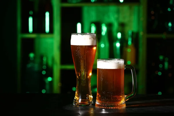Κούπα Και Ποτήρι Φρέσκιας Μπύρας Στο Τραπέζι Μπαρ — Φωτογραφία Αρχείου
