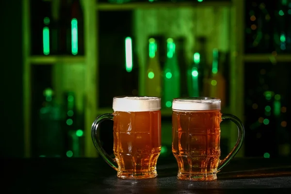 Canecas Cerveja Fresca Mesa Bar — Fotografia de Stock