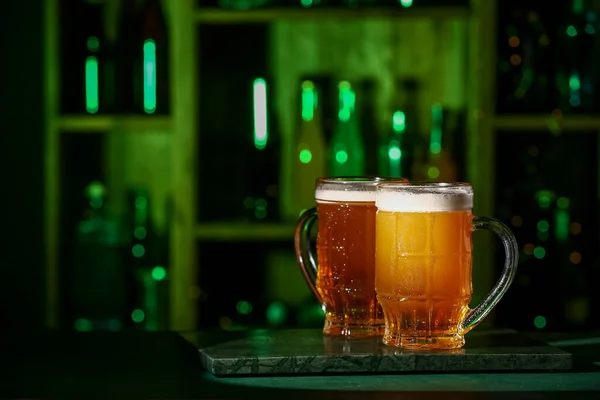 Tazas Cerveza Fresca Mesa Bar — Foto de Stock