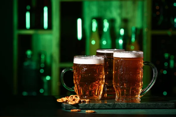 Canecas Cerveja Fresca Com Pretzels Mesa Bar — Fotografia de Stock