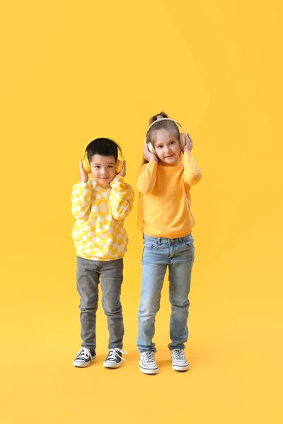 Crianças Pequenas Bonitos Fones Ouvido Blusas Fundo Amarelo — Fotografia de Stock