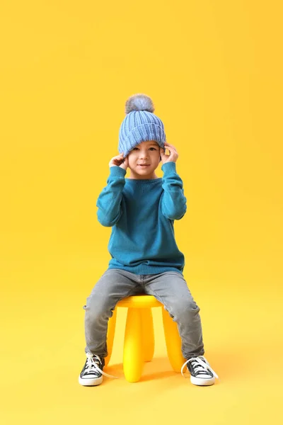 Menino Bonito Chapéu Malha Suéter Sentado Fundo Amarelo — Fotografia de Stock