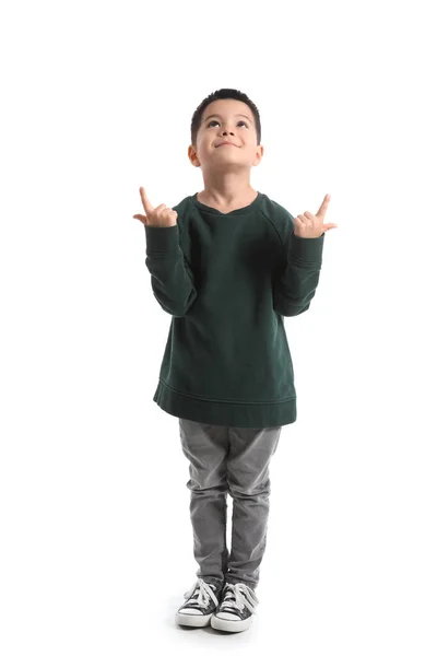 Roztomilý Chlapeček Pleteném Svetru Ukazuje Něco Bílém Pozadí — Stock fotografie