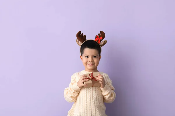 Netter Kleiner Junge Hirschhörnern Mit Geschenk Auf Fliederfarbenem Hintergrund — Stockfoto