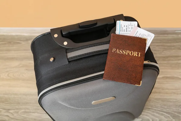 Βαλίτσα Διαβατήριο Και Εισιτήρια Κοντά Ανοιχτό Πορτοκαλί Τοίχο Ταξιδιωτική Έννοια — Φωτογραφία Αρχείου