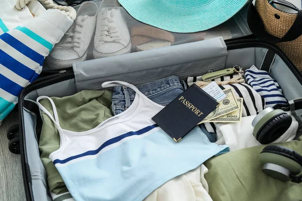 Valigia Con Vestiti Accessori Spiaggia Passaporto Biglietti Piano Concetto Viaggio — Foto Stock
