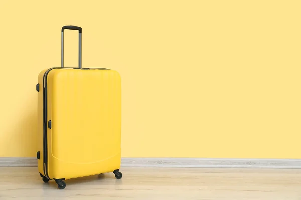 Bőrönd Sárga Fal Mellett Utazási Koncepció — Stock Fotó