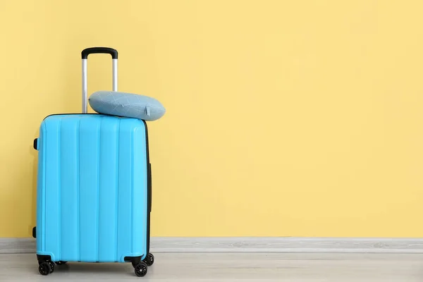 Kék Bőrönd Utazási Párnával Sárga Fal Mellett Utazási Koncepció — Stock Fotó