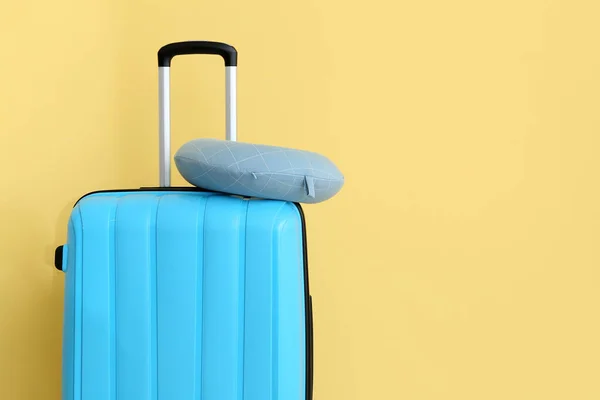 Μπλε Βαλίτσα Μαξιλάρι Ταξιδιού Κοντά Στον Κίτρινο Τοίχο Ταξιδιωτική Έννοια — Φωτογραφία Αρχείου