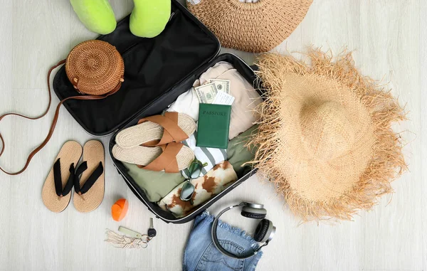 Βαλίτσα Ρούχα Αξεσουάρ Παραλίας Διαβατήριο Και Εισιτήριο Στο Πάτωμα Ταξιδιωτική — Φωτογραφία Αρχείου
