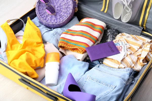 床に服 ビーチアクセサリー パスポートとチケット付きのスーツケース 旅行のコンセプト — ストック写真