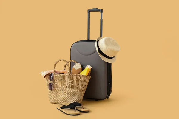 Koffer Mit Korbhut Tasche Und Strandaccessoires Auf Beigem Hintergrund Reisekonzept — Stockfoto