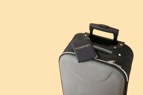 Soluk Turuncu Arka Planda Pasaportlu Bavul Seyahat Kavramı — Stok fotoğraf