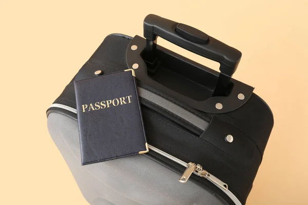 Βαλίτσα Διαβατήριο Ανοιχτό Πορτοκαλί Φόντο Ταξιδιωτική Έννοια — Φωτογραφία Αρχείου