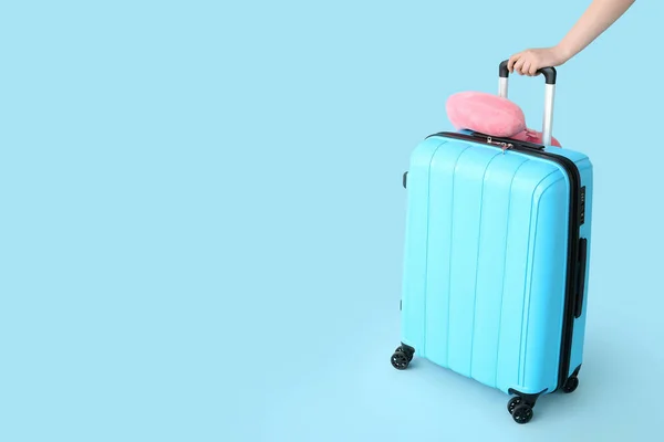 Mavi Arka Planda Valizli Seyahat Minderli Bir Kadın Seyahat Kavramı — Stok fotoğraf
