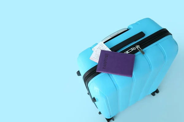 Салон Пурпуровим Паспортом Квитками Синьому Фоні Концепція Подорожі — стокове фото