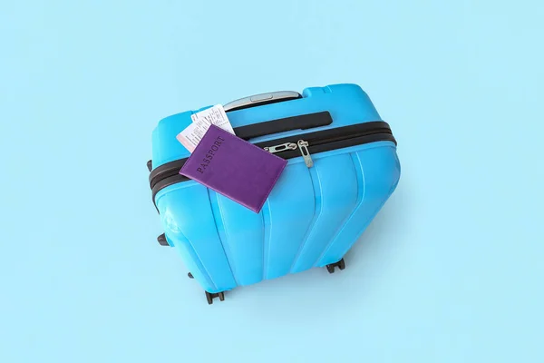 Koffer Mit Lila Reisepass Und Tickets Auf Blauem Hintergrund Reisekonzept — Stockfoto