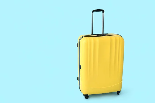 Sárga Bőrönd Kék Háttérrel Utazási Koncepció — Stock Fotó