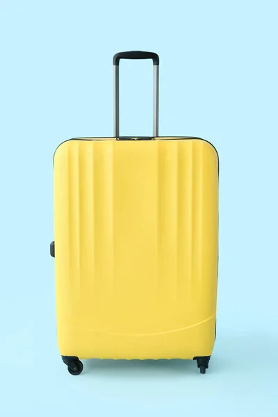 Sárga Bőrönd Kék Háttérrel Utazási Koncepció — Stock Fotó