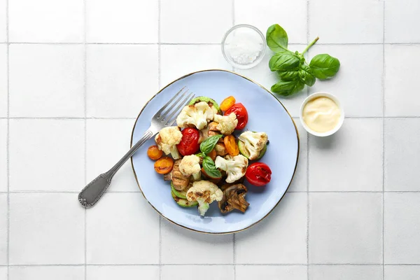 Assiette Avec Légumes Grillés Basilic Sur Fond Carreaux Blancs — Photo