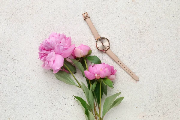 Reloj Pulsera Femenino Con Estilo Hermosas Flores Peonía Sobre Fondo — Foto de Stock
