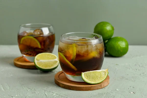 Glazen Koude Cuba Libre Cocktail Limoenen Grijze Ondergrond — Stockfoto