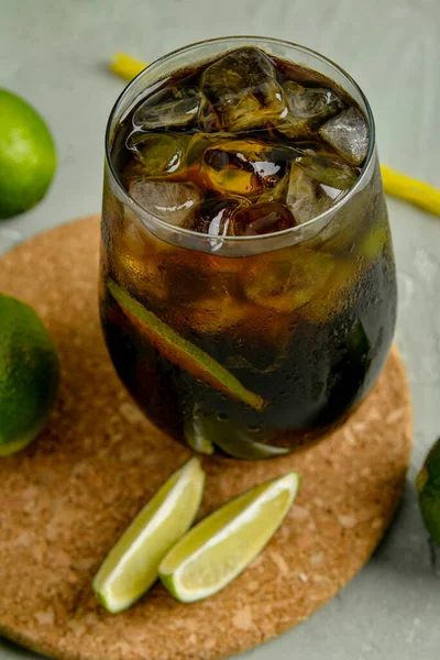 Copo Cocktail Cuba Libre Frio Limas Fundo Cinza — Fotografia de Stock
