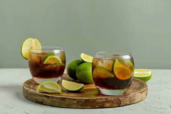 Bord Met Glazen Koude Cuba Libre Cocktail Limoenen Grijze Achtergrond — Stockfoto