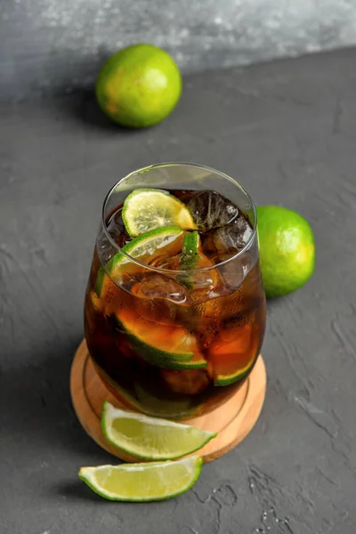 Glas Koude Cuba Libre Cocktail Grijze Achtergrond — Stockfoto