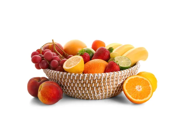 Tigela Vime Com Diferentes Frutas Frescas Fundo Branco — Fotografia de Stock
