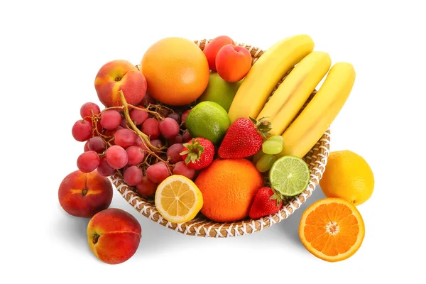 Tigela Vime Com Diferentes Frutas Frescas Fundo Branco — Fotografia de Stock