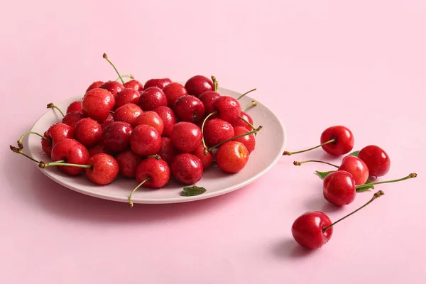 Plate Sweet Cherries Pink Background — Stock Photo, Image