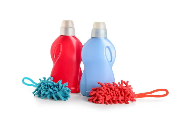 Flessen Wasmiddel Microvezel Moppen Geïsoleerd Witte Achtergrond — Stockfoto