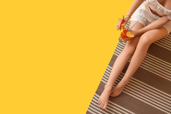 Νεαρή Όμορφη Γυναίκα Νόστιμο Κοκτέιλ Κάθεται Κουβέρτα Παραλία Κίτρινο Φόντο — Φωτογραφία Αρχείου