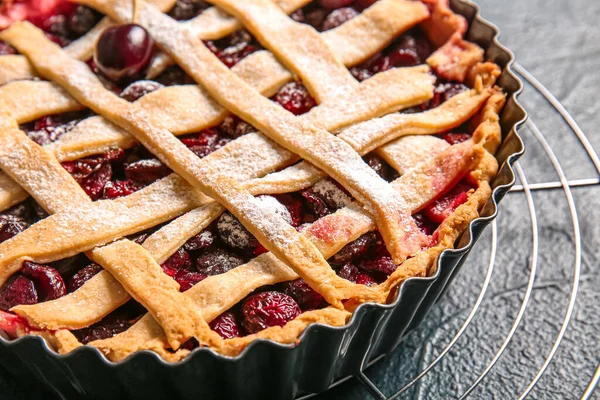 Baking Dish Tasty Cherry Pie Closeup — Stock Photo, Image