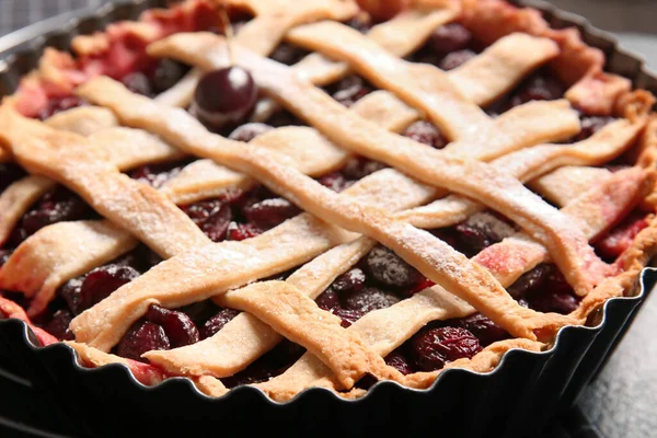 Stock image Baking dish with tasty cherry pie, closeup