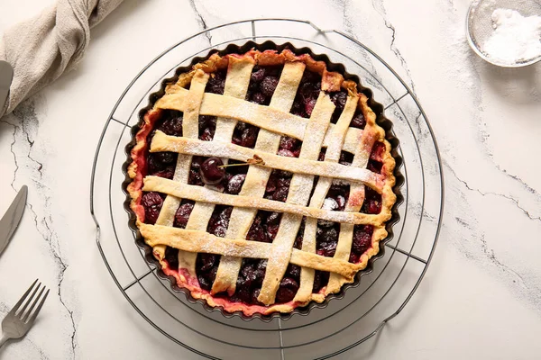Baking Dish Tasty Cherry Pie White Background — Stock Photo, Image