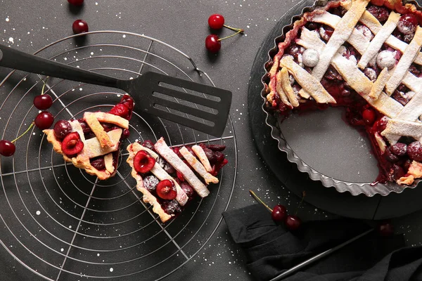 Baking Dish Tasty Cherry Pie Stand Pieces Black Background — Stock Photo, Image