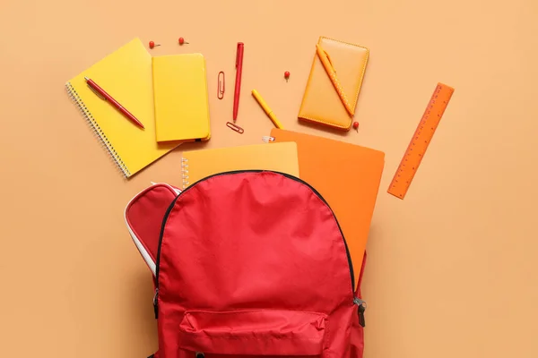 Mochila Escolar Roja Con Cuadernos Bolígrafos Regla Sobre Fondo Naranja —  Fotos de Stock