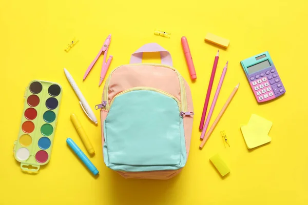 Mochila Escolar Colorida Con Acuarelas Calculadora Lápices Sobre Fondo Amarillo — Foto de Stock