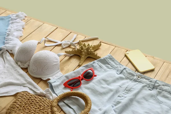 Oblečení Plážovým Příslušenstvím Hvězdice Mobilní Telefon Dřevěném Pontonu Proti Zelenému — Stock fotografie