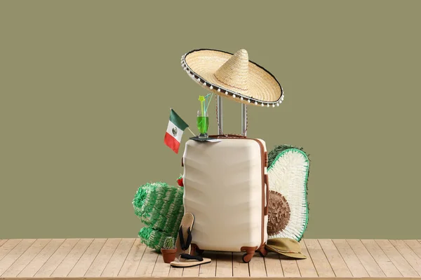 Bőrönd Mexikói Zászló Pinaták Strand Tartozékok Koktél Pontonon Zöld Háttér — Stock Fotó