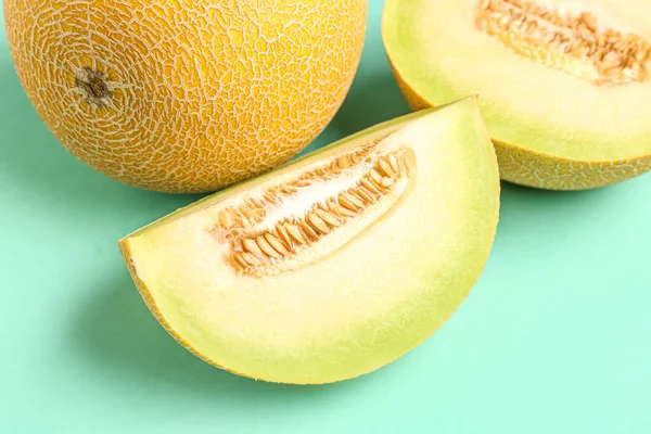 Söt Melon Med Bitar Turkos Bakgrund — Stockfoto