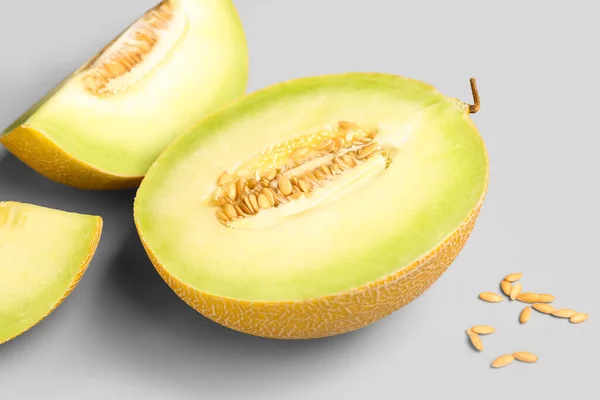 Hälften Söt Melon Med Bitar Och Frön Grå Bakgrund — Stockfoto