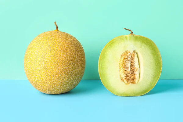 Söt Melon Med Hälften Blå Bakgrund — Stockfoto