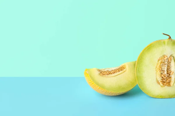 Hälften Söt Melon Med Bit Blå Bakgrund — Stockfoto