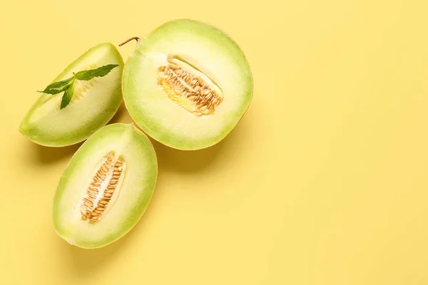 Hälften Söt Melon Med Bitar Och Mynta Gul Bakgrund — Stockfoto