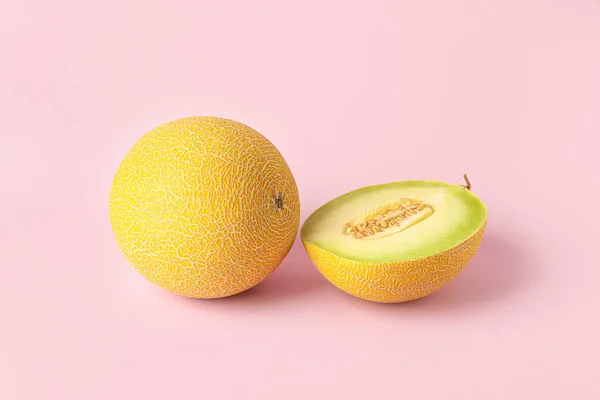 Söt Melon Med Hälften Rosa Bakgrund — Stockfoto